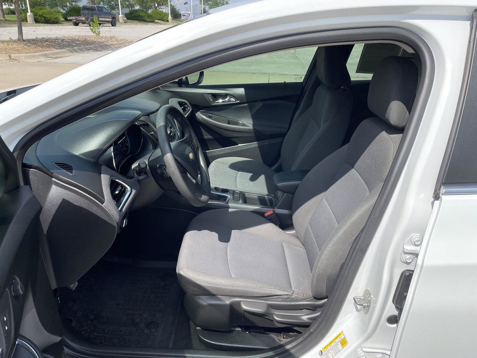 Used 2017 Chevrolet Cruze LT FWD image 17