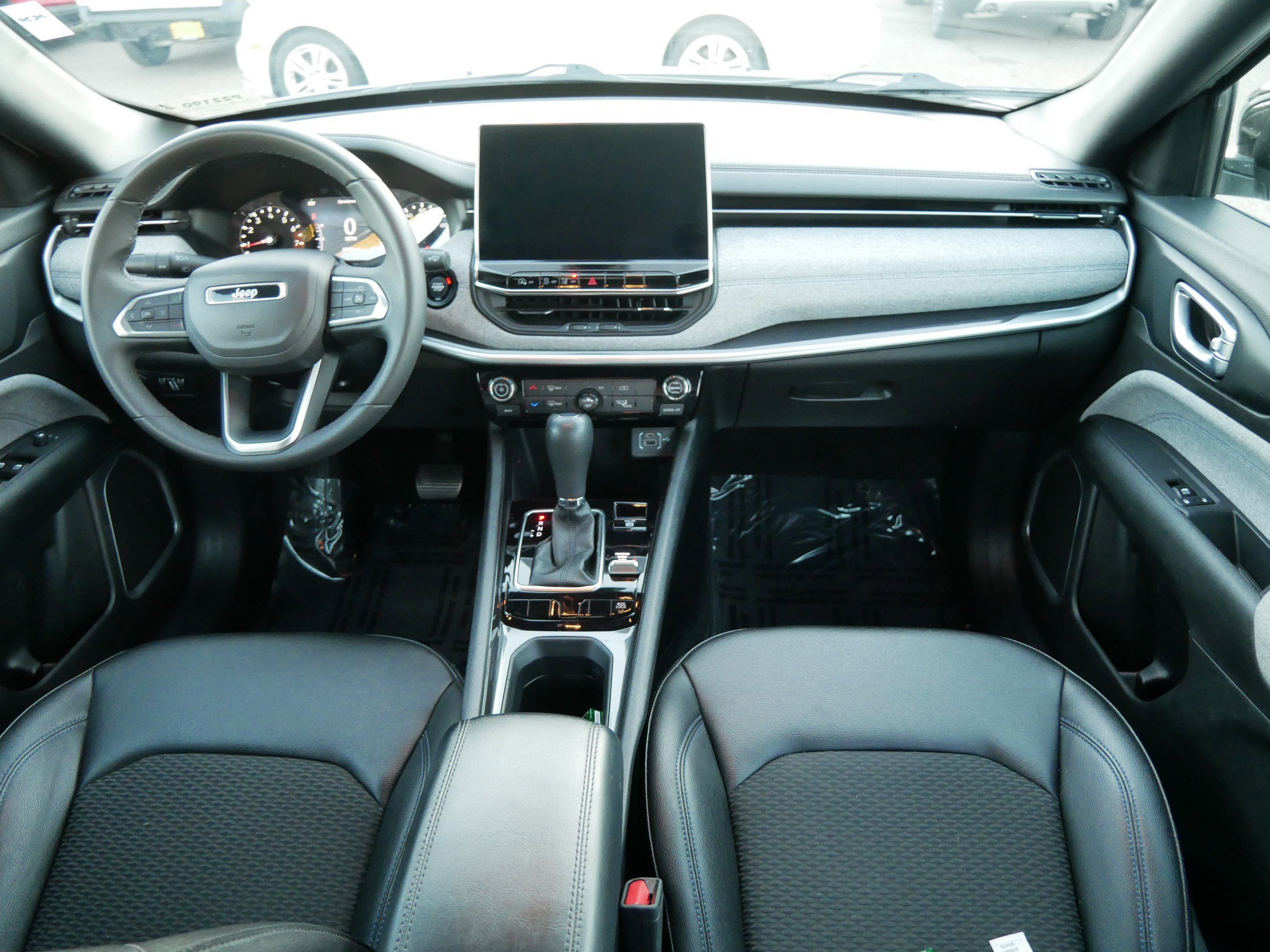 Used 2024 Jeep Compass Latitude image 10