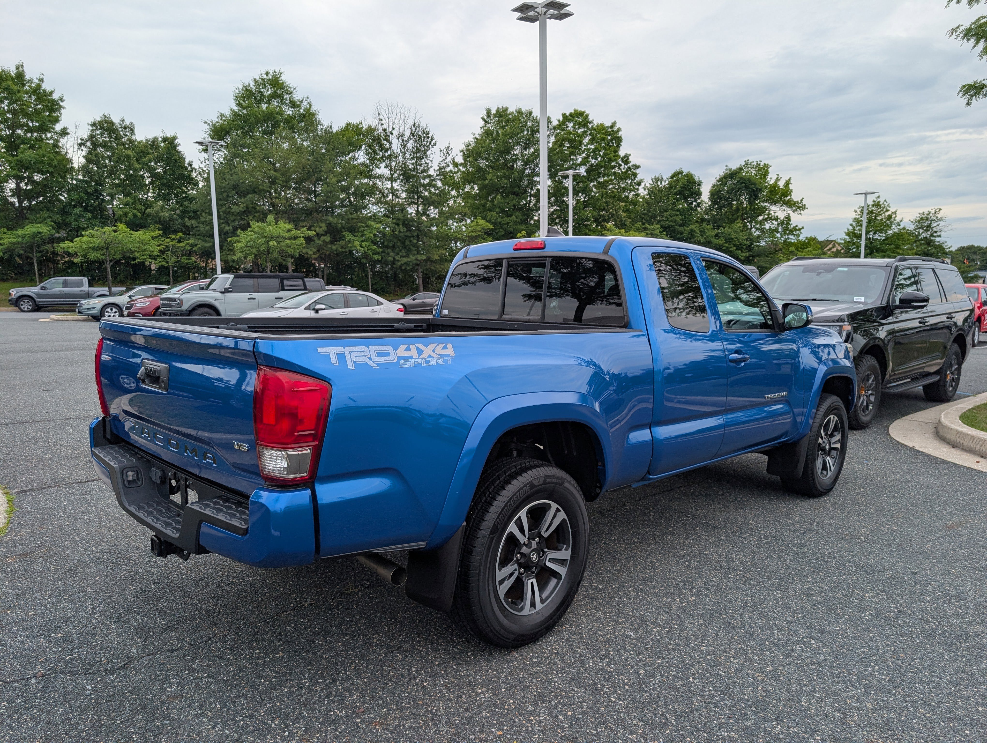 Used 2017 Toyota Tacoma TRD Sport AWD/4WD image 3