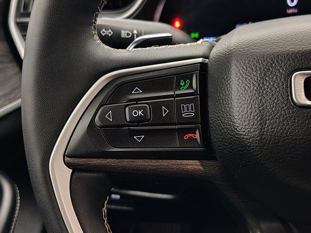 Used 2023 Jeep Grand Cherokee Limited AWD/4WD image 39