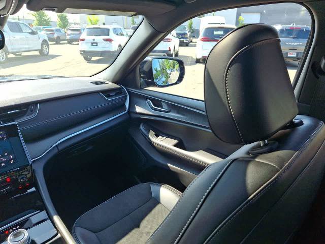 Used 2025 Jeep Grand Cherokee Altitude AWD/4WD image 11