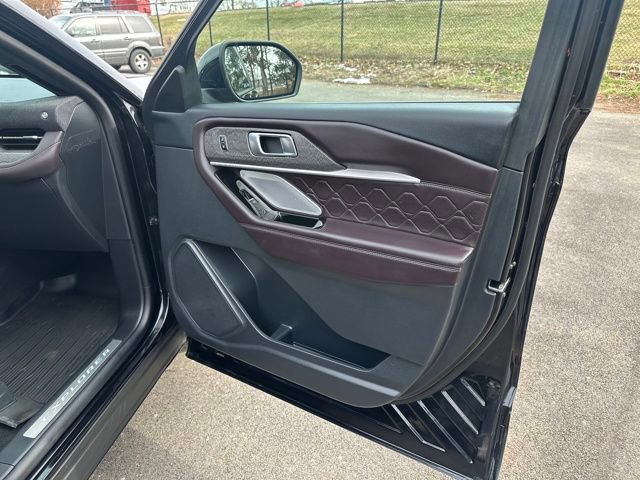 Certified 2025 Ford Explorer Platinum w/ Ultimate Package image 24