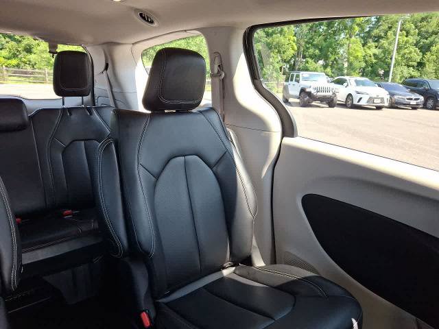 Used 2023 Chrysler Pacifica Touring-L FWD image 14