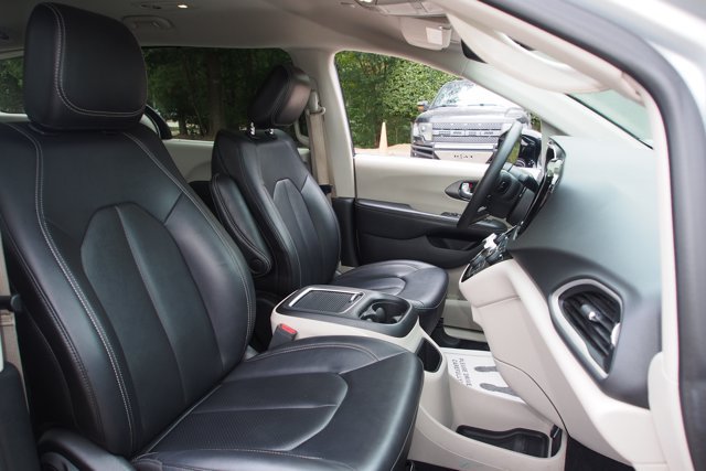 Used 2024 Chrysler Pacifica Touring-L FWD image 12