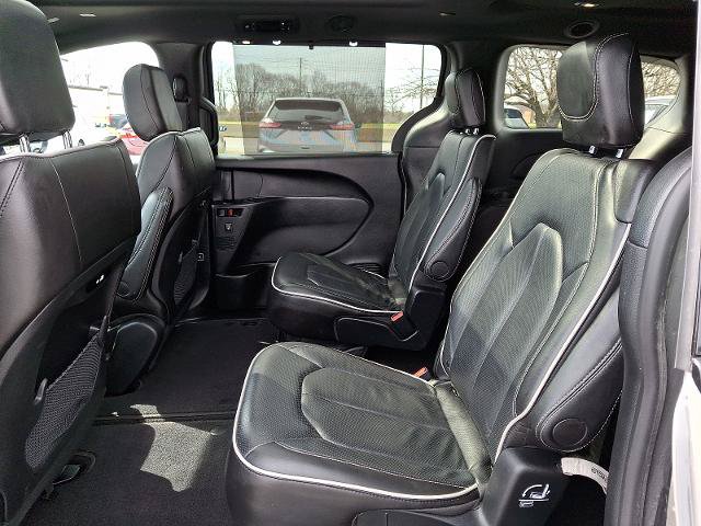 Used 2025 Chrysler Pacifica Limited FWD image 10