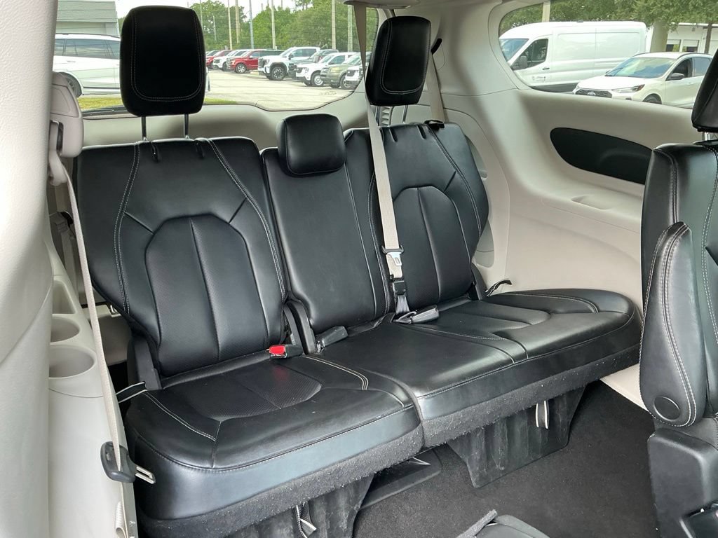 Used 2023 Chrysler Pacifica Touring-L FWD image 22