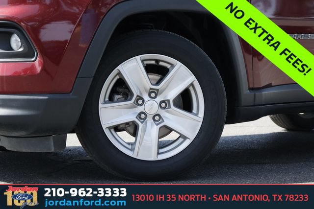 Used 2022 Jeep Compass Latitude FWD image 3