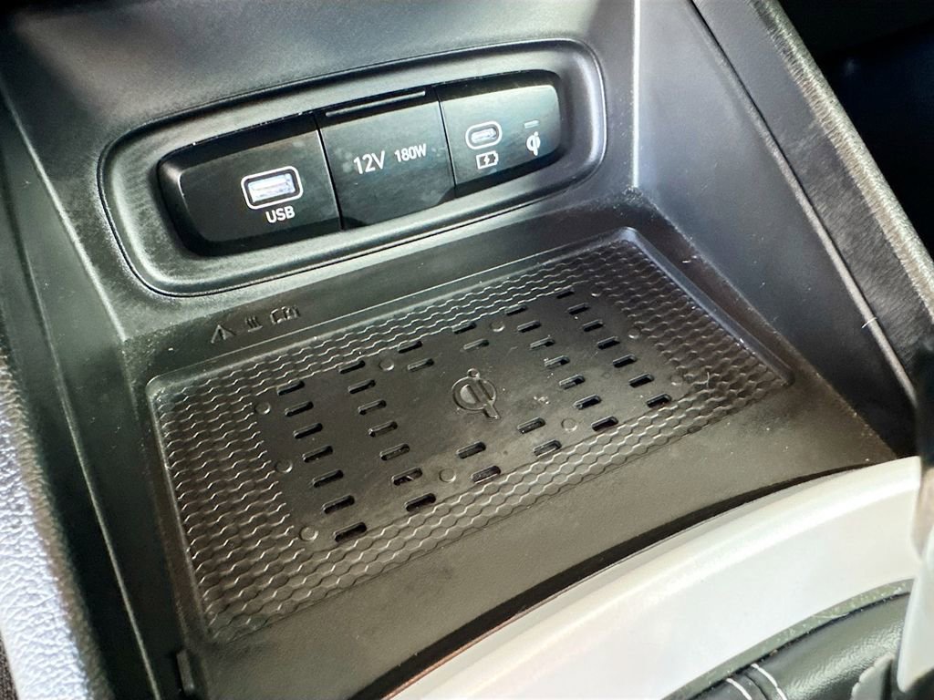 Used 2024 Hyundai Venue Limited FWD image 32
