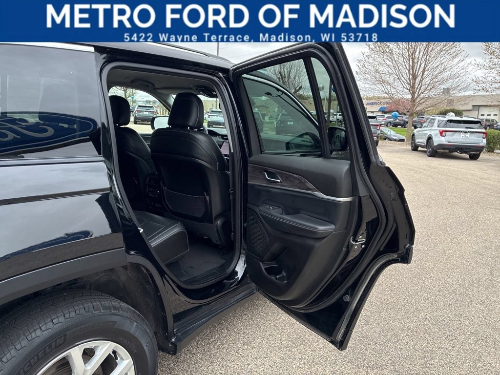 Used 2023 Jeep Grand Cherokee Limited AWD/4WD image 40