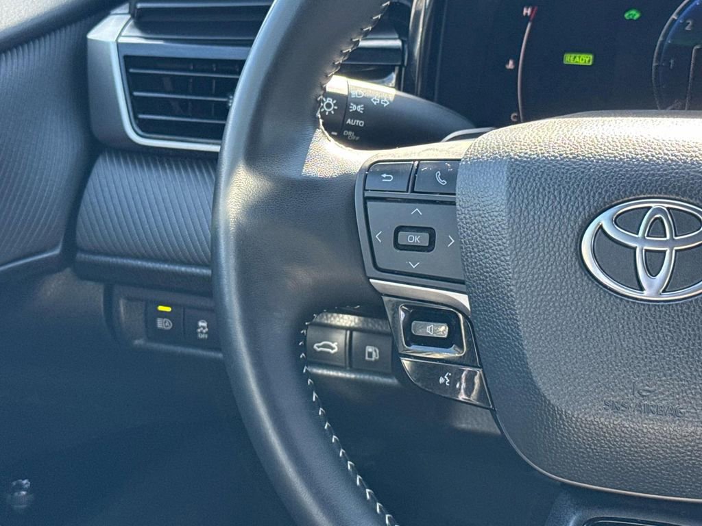 Used 2025 Toyota Camry SE w/ Convenience Package image 15