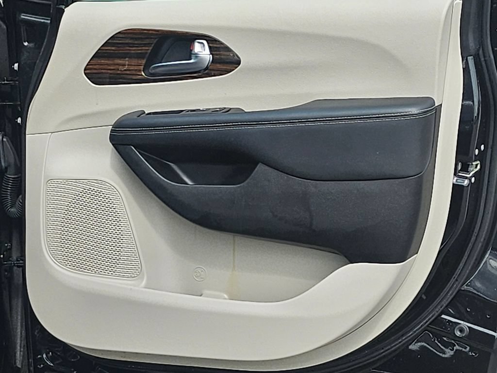 Used 2023 Chrysler Pacifica Limited FWD image 39