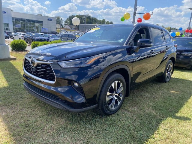 Used 2023 Toyota Highlander XLE FWD image 3