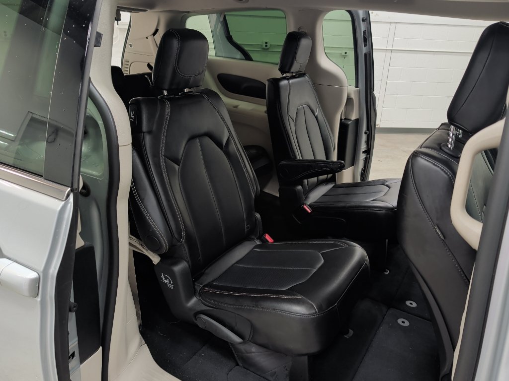 Used 2024 Chrysler Pacifica Touring-L FWD image 16