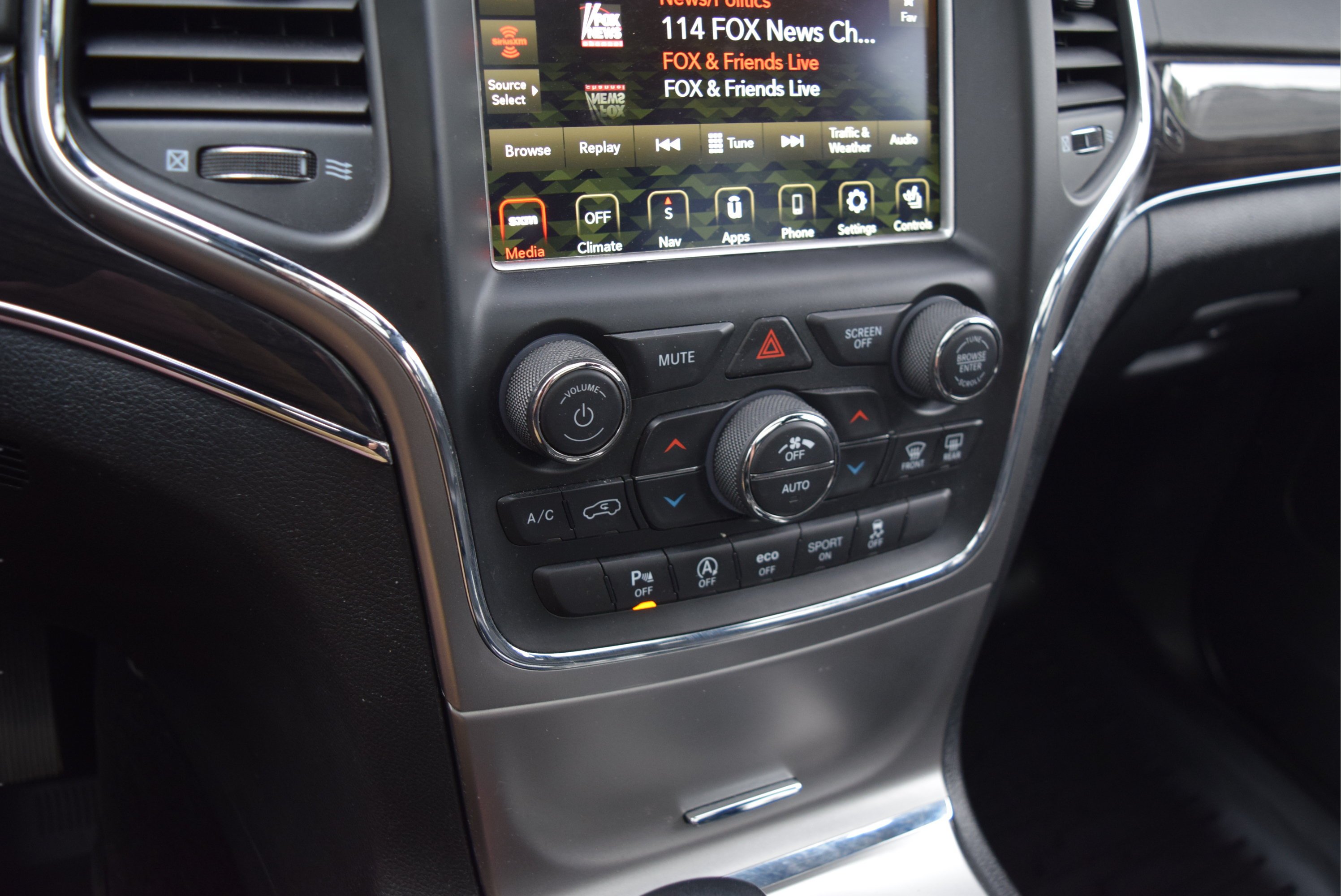 Used 2018 Jeep Grand Cherokee Overland AWD/4WD image 16