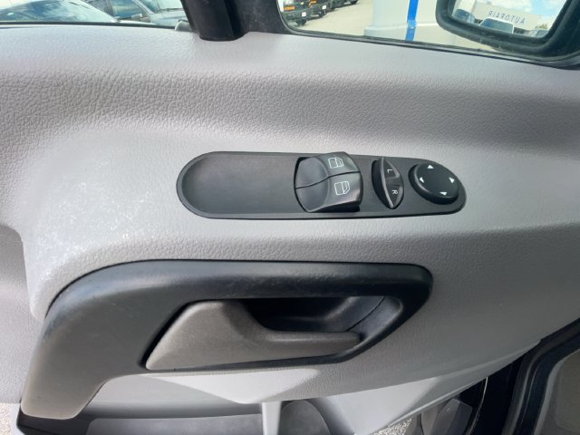 Used 2018 Mercedes-Benz Sprinter 2500 image 12
