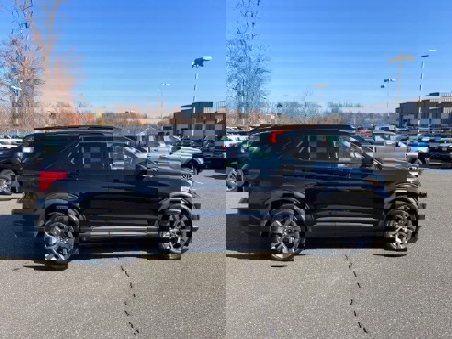 Certified 2022 Ford Explorer XLT w/ Equipment Group 202A image 5