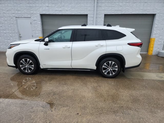 Used 2021 Toyota Highlander XLE AWD/4WD image 9