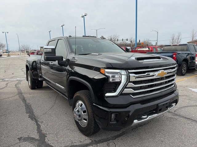 Used 2025 Chevrolet Silverado 3500 High Country w/ High Country Premium Package image 2