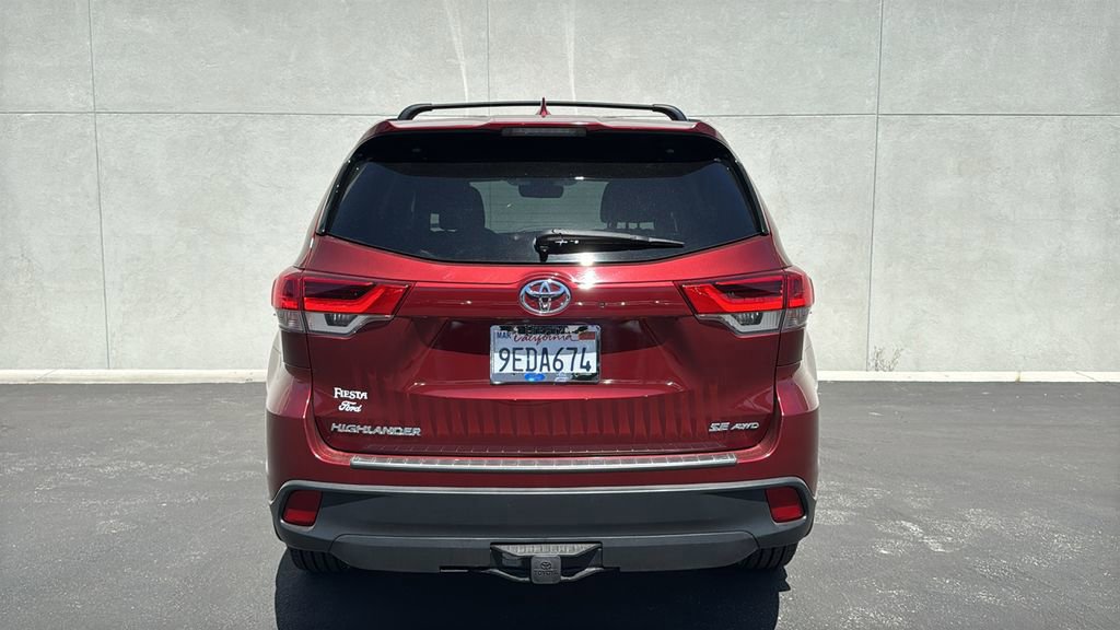 Used 2017 Toyota Highlander SE image 2