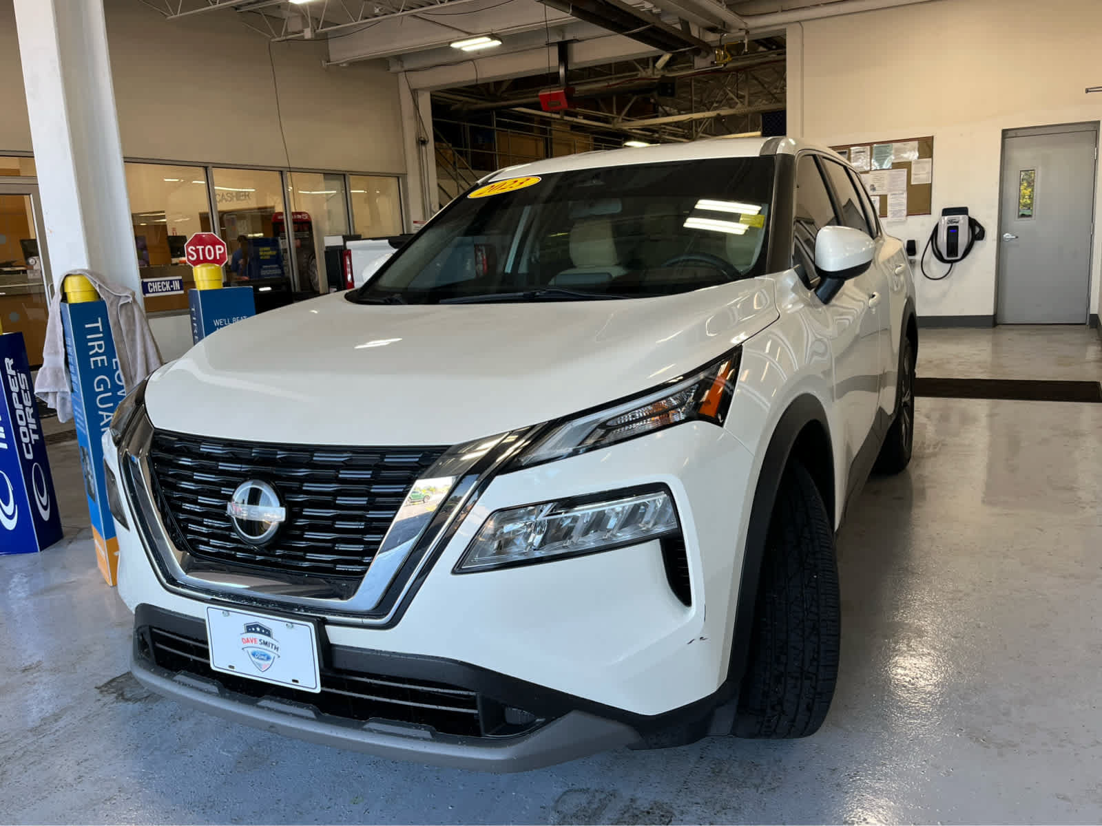 Used 2023 Nissan Rogue SV AWD/4WD image 4