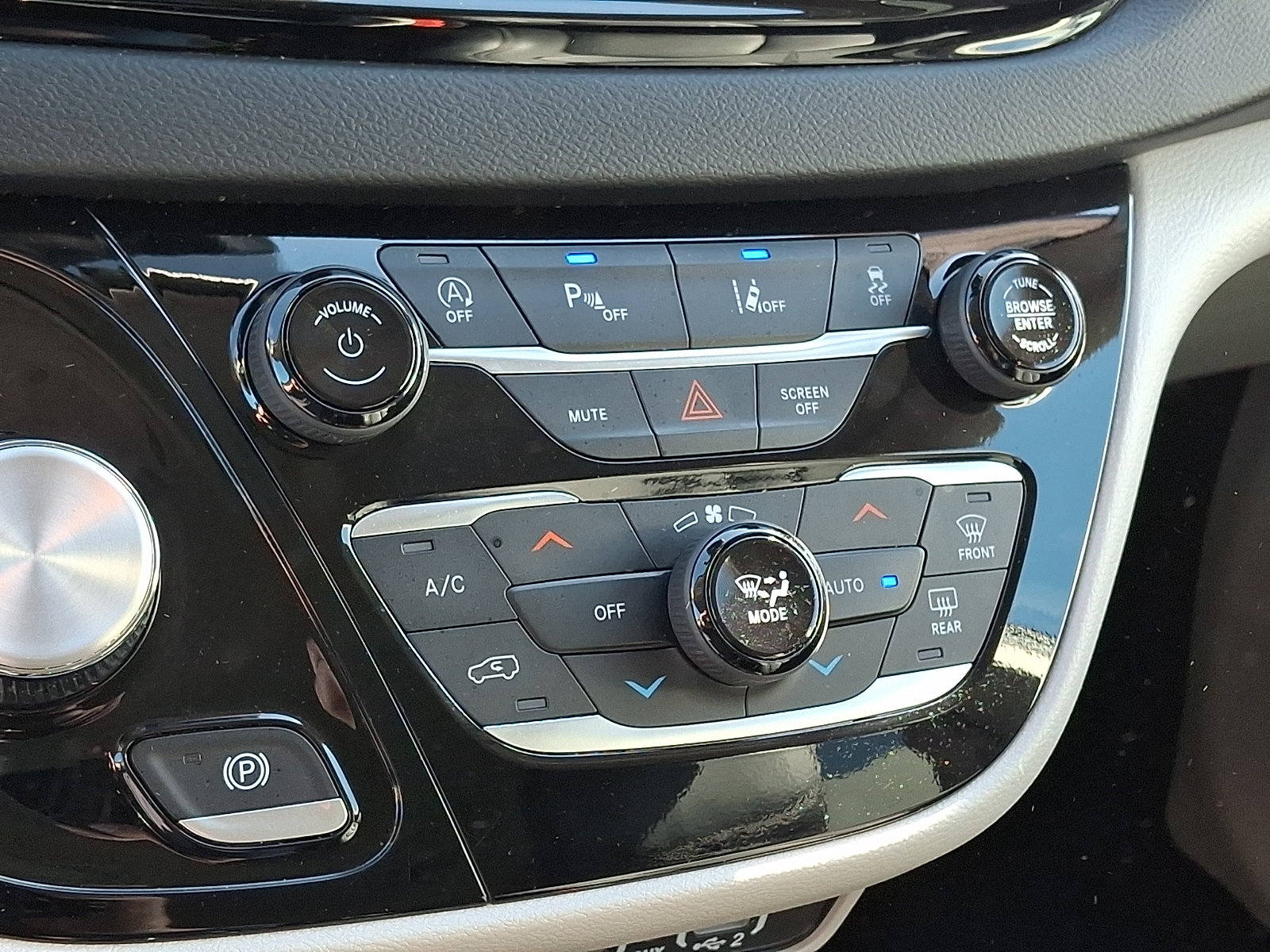 Used 2024 Chrysler Pacifica Touring-L FWD image 18