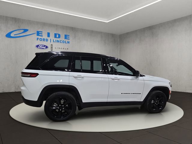 Used 2023 Jeep Grand Cherokee Altitude AWD/4WD image 7
