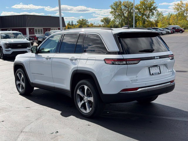 Used 2023 Jeep Grand Cherokee Limited w/ Trailer Tow Prep Group (B) AWD/4WD image 4