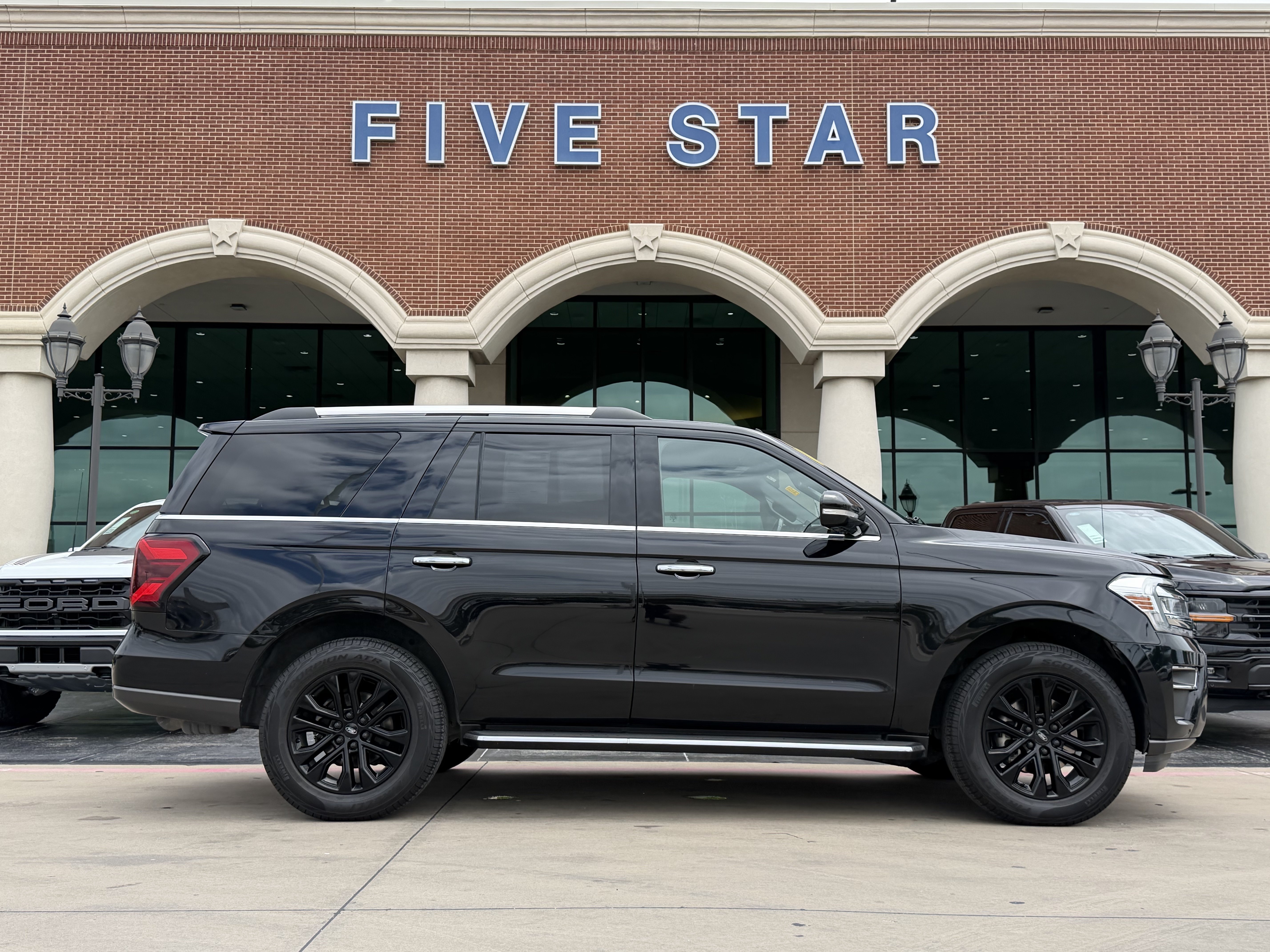 Certified 2022 Ford Expedition Limited AWD/4WD image 3