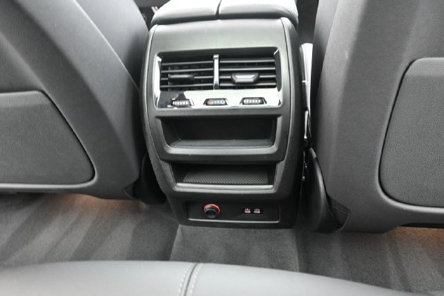 Used 2025 BMW X5 xDrive50e AWD/4WD image 33