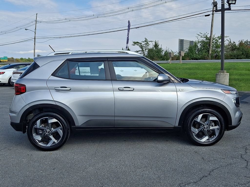 Used 2024 Hyundai Venue SEL FWD image 7