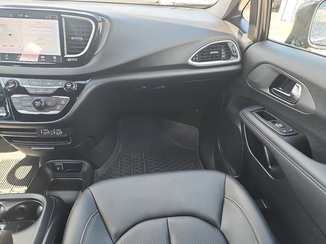 Used 2025 Chrysler Voyager LX FWD image 10