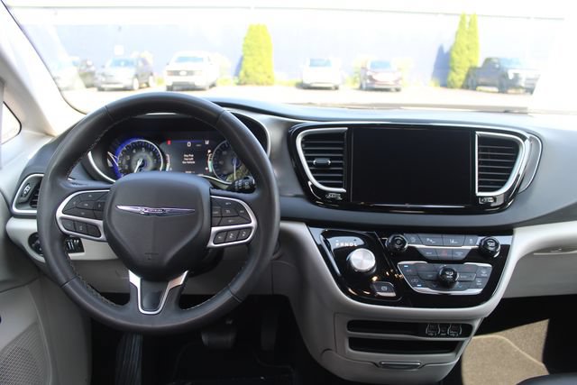 Used 2024 Chrysler Pacifica Touring-L FWD image 34