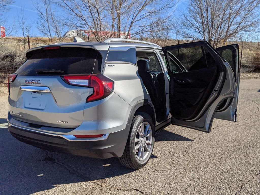 Used 2024 GMC Terrain SLT image 9