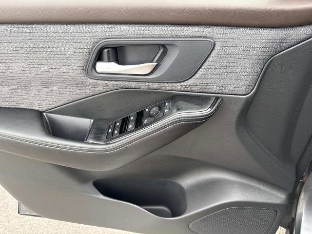 Used 2023 Nissan Rogue SV AWD/4WD image 13