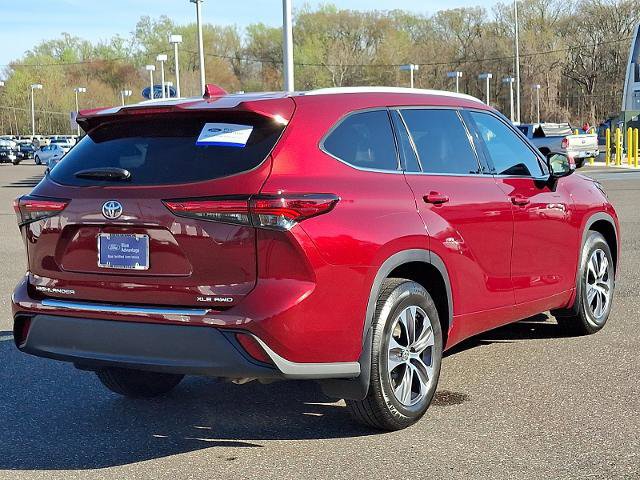 Used 2022 Toyota Highlander XLE AWD/4WD image 4