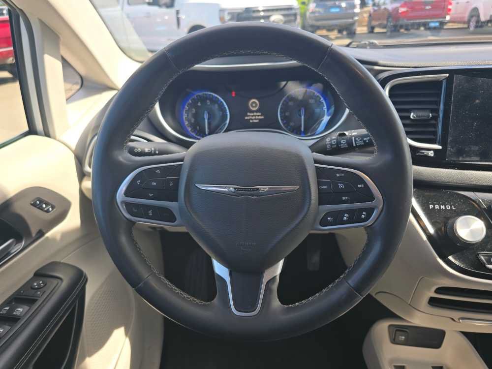 Used 2024 Chrysler Pacifica Touring-L FWD image 11