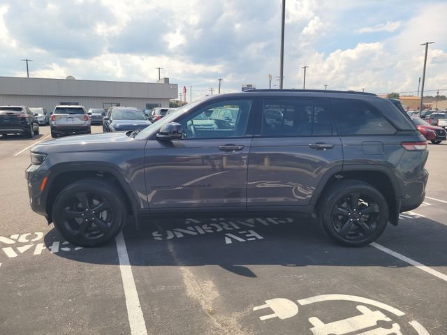 Used 2025 Jeep Grand Cherokee Altitude AWD/4WD image 8