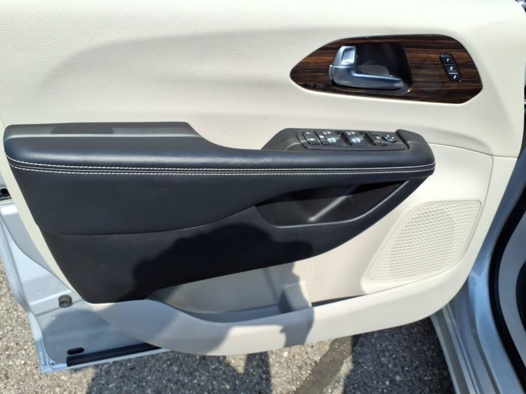 Used 2023 Chrysler Pacifica Limited AWD/4WD image 13