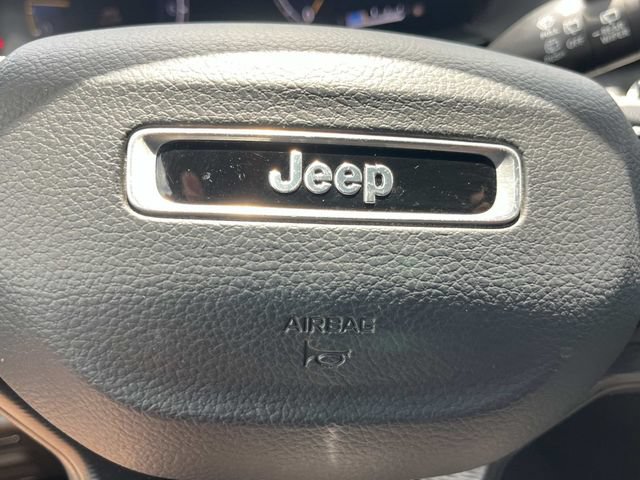 Used 2024 Jeep Grand Cherokee Laredo X AWD/4WD image 38
