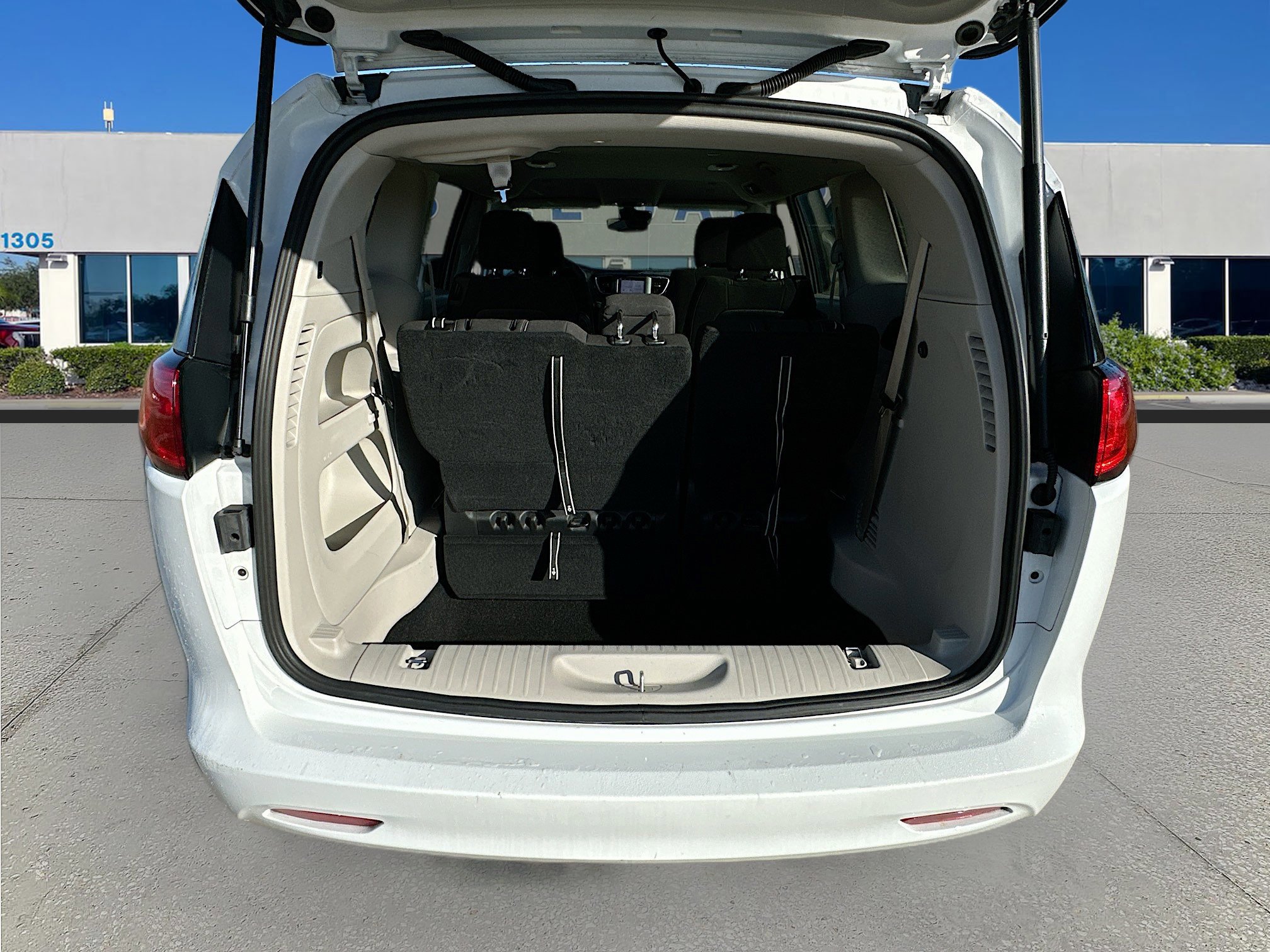 Used 2024 Chrysler Voyager LX image 23