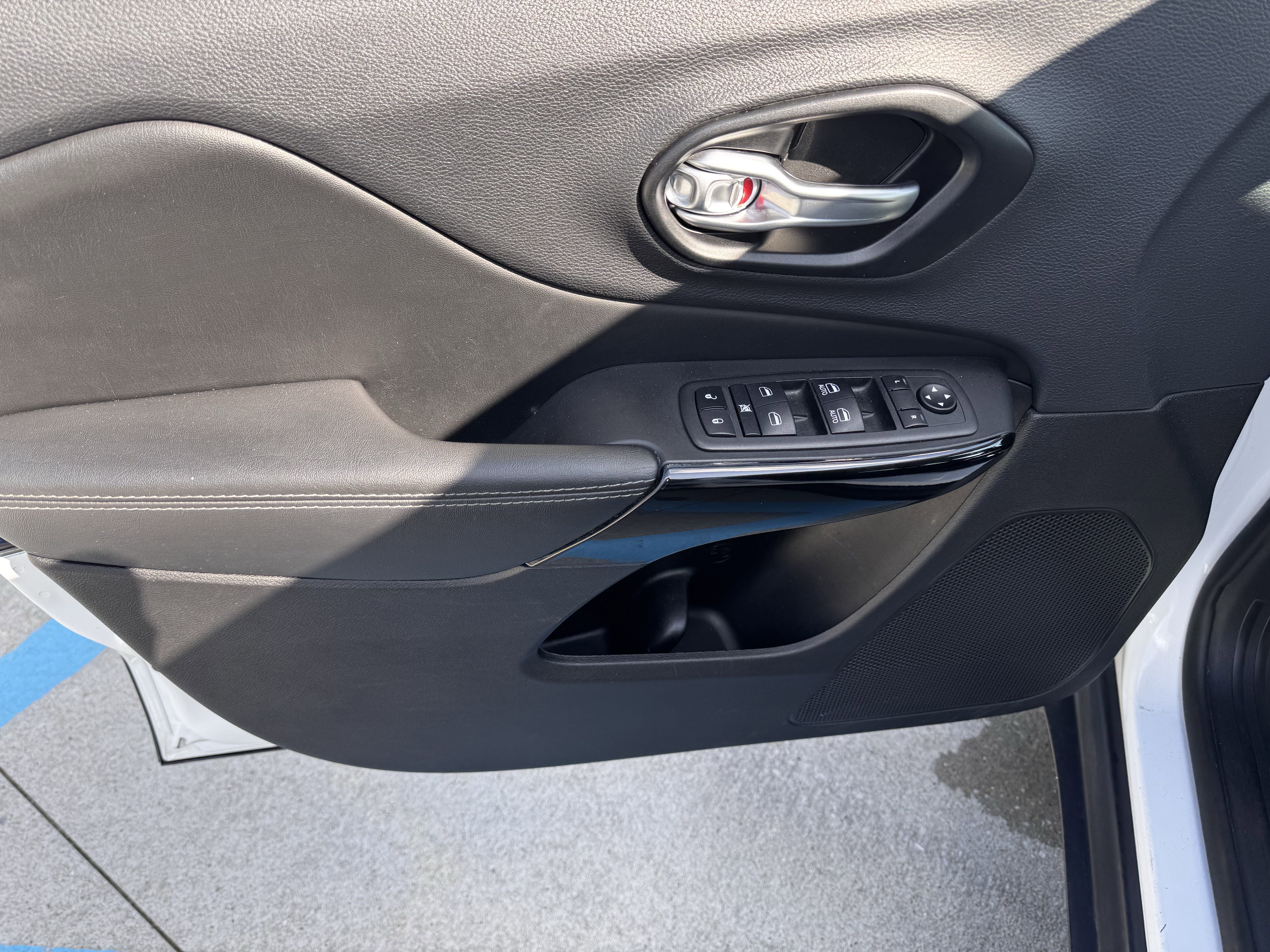 Used 2023 Jeep Cherokee Altitude Lux image 8