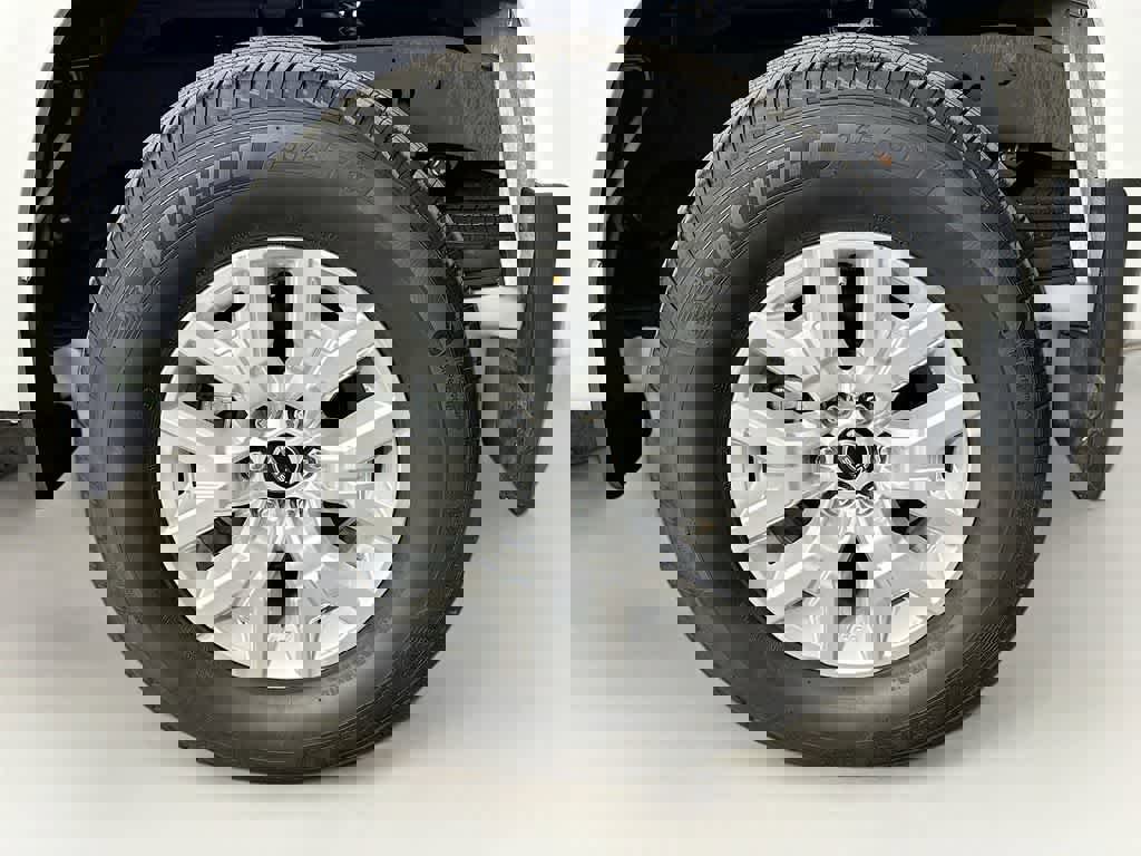 Used 2024 Nissan Frontier SV w/ Technology Package image 11