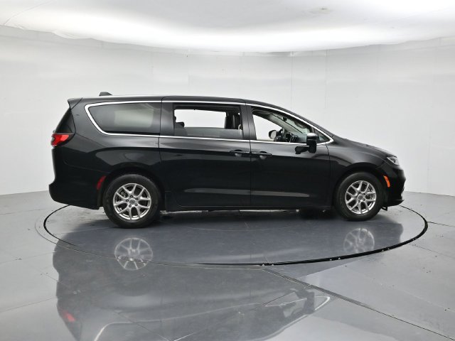 Used 2023 Chrysler Pacifica Touring-L FWD image 2