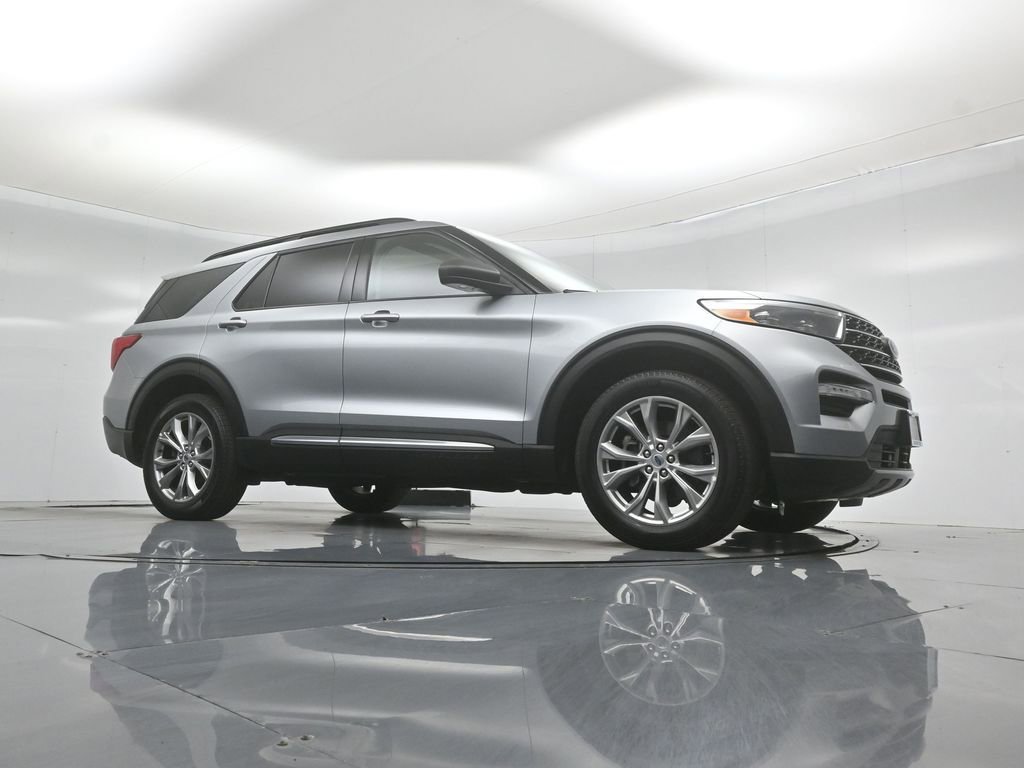 Certified 2023 Ford Explorer XLT w/ Equipment Group 202A AWD/4WD image 3