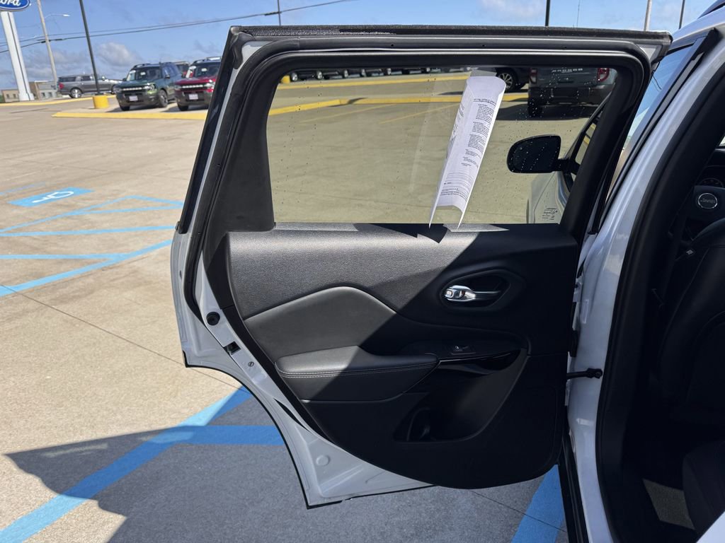 Used 2023 Jeep Cherokee Altitude Lux image 33