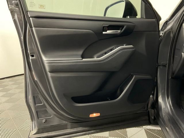 Used 2020 Toyota Highlander XLE image 12