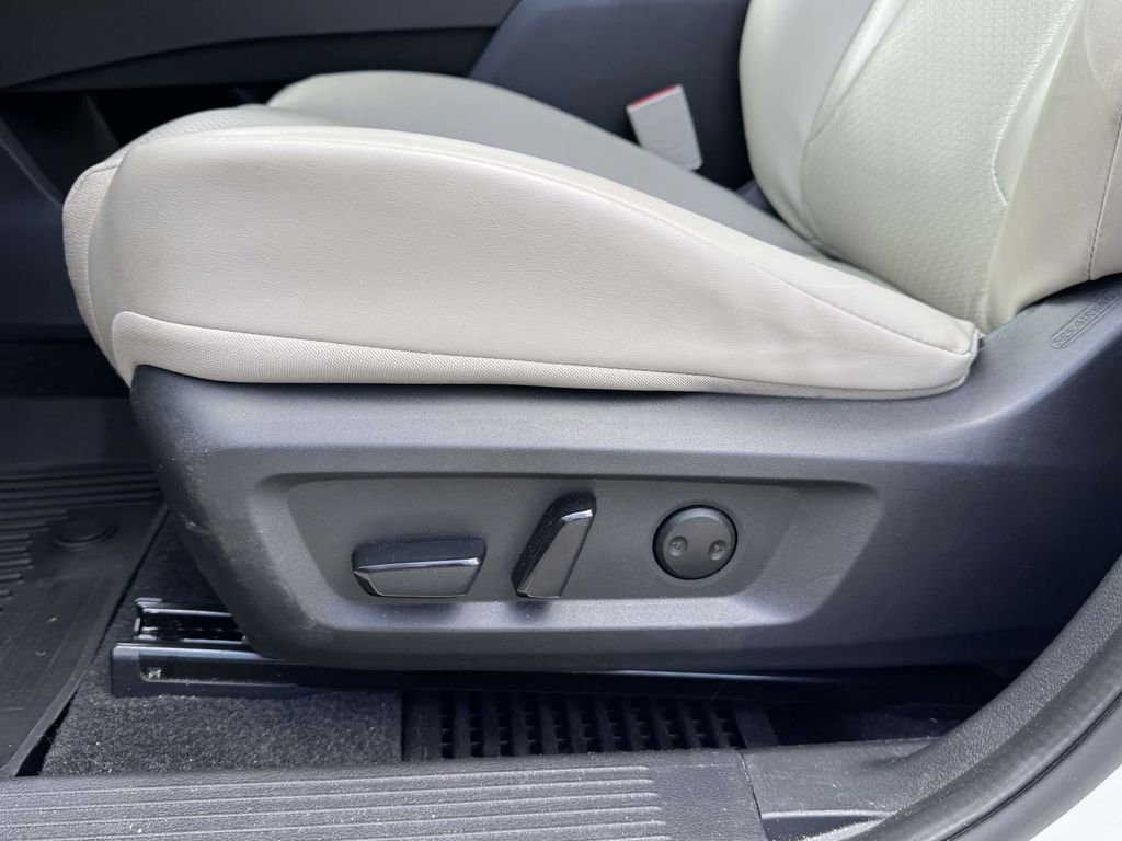 Used 2023 Nissan Rogue SV w/ SV Premium B Package FWD image 18