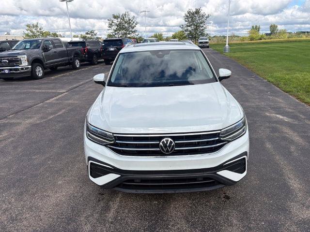 Used 2023 Volkswagen Tiguan SE w/ Panoramic Sunroof Package FWD image 5