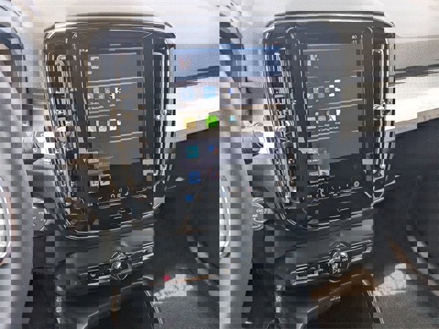 Used 2023 Volvo XC40 B5 Core image 19