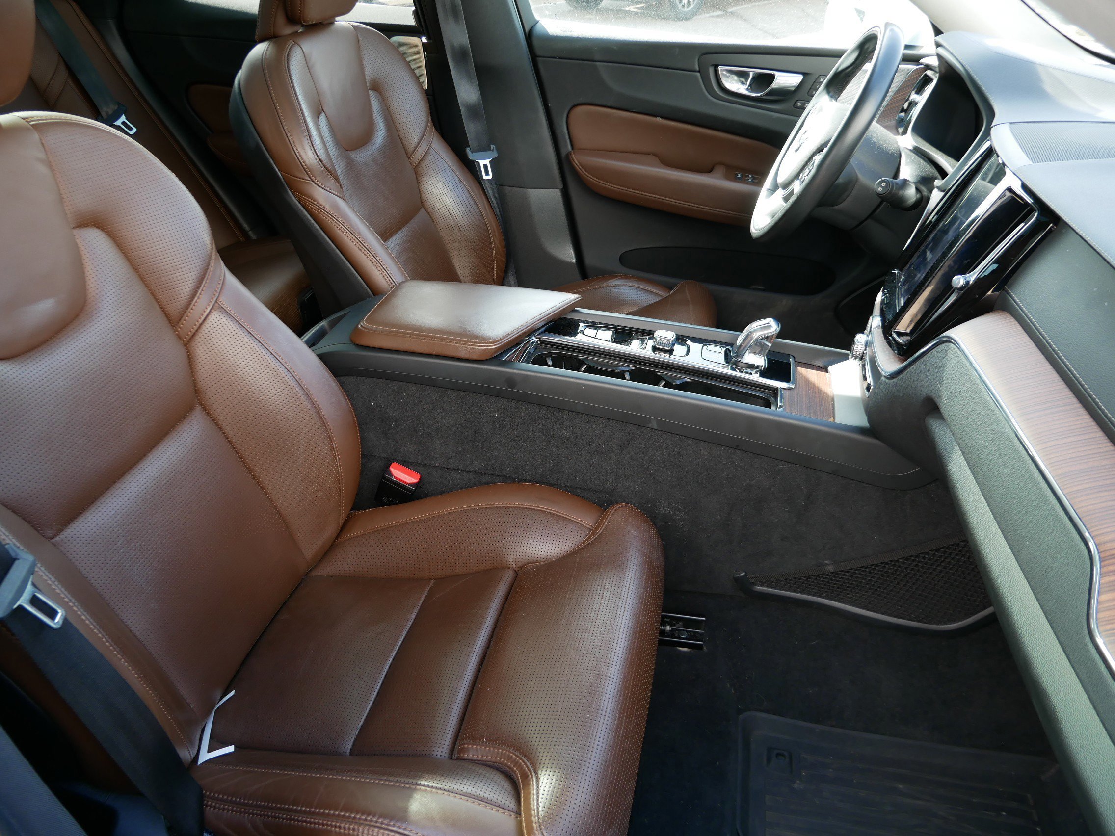 Used 2019 Volvo XC60 T8 Inscription w/ Advanced Package image 26